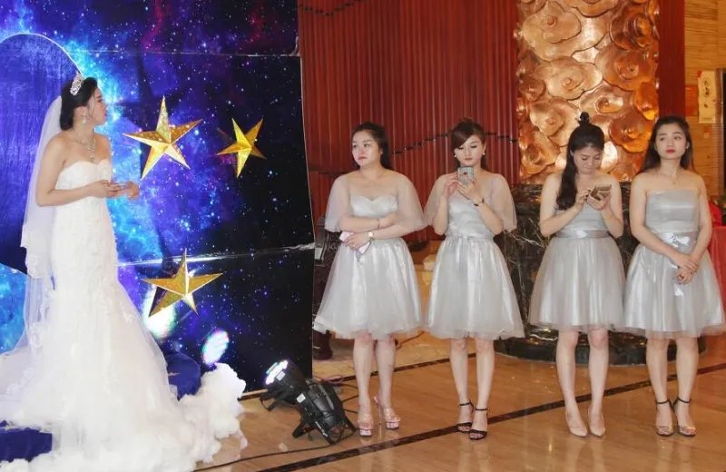 婚礼现场伴娘突然强吻新郎，异性朋友这样做是不是太出格？