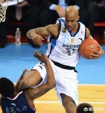 马布里当年在球员通道暴打山西队球迷被围堵大巴车，当时是怎么回事？