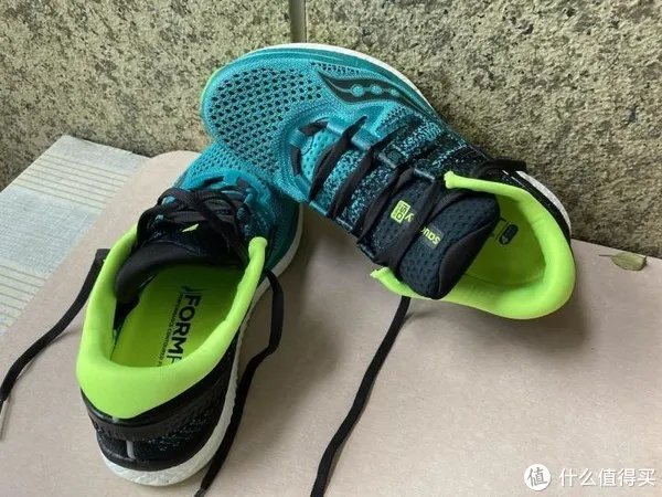 跑鞋之王VS跑鞋中的劳斯莱斯，亚瑟士和索康尼谁更胜一筹？