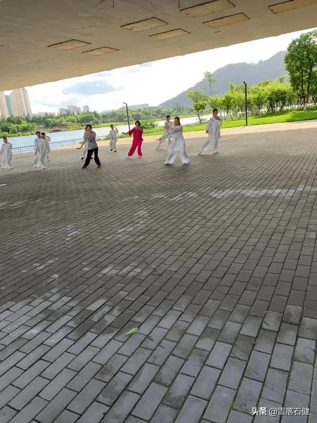 在小区楼下跳广场舞的大妈们被居民放大悲咒神曲驱散，你怎么看？