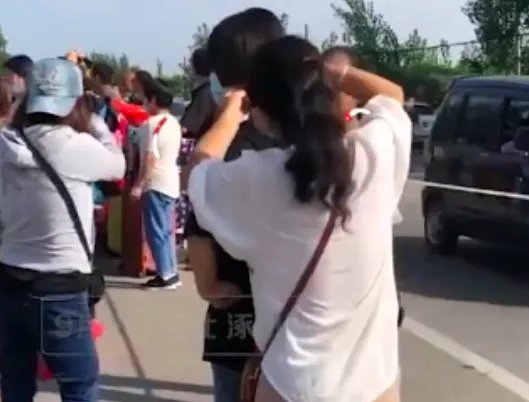 老师是如何回应家长校门口给孩子剪头发的？