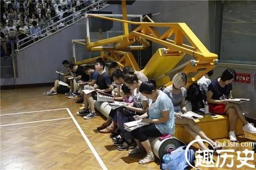 4000考生上大课 考研队伍庞大同学席地而坐