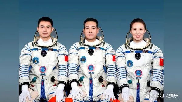 三位英雄太空凯旋,为何航天员返回后要抬着走呢?