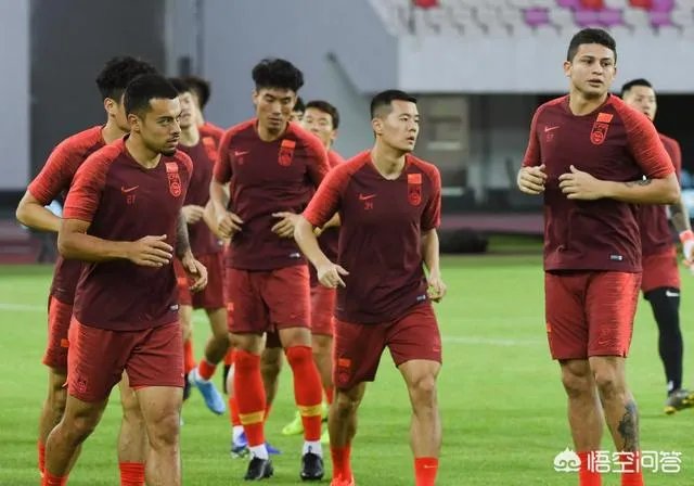 国足最新一期大名单出炉，锋线上有三名中锋，艾克森会再一次被安排到边路位置上吗？