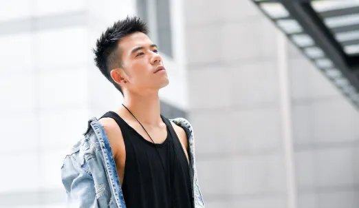 纪言恺“展示”用嘴巴帮女儿吸鼻涕，为何网络的声音褒贬不同？