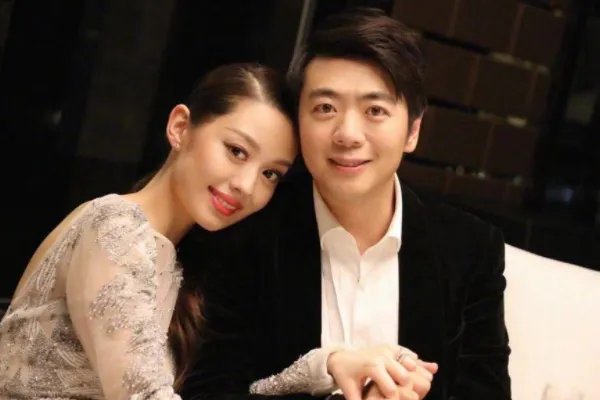 郎朗妻子吉娜产后晒照，扎丸子头细腰长腿少女感十足，产后的她状态如何？