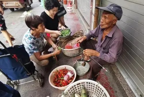 老人大热天街头卖菜，城管买下所有菜后又送给环卫工，城管的举动有多暖心？