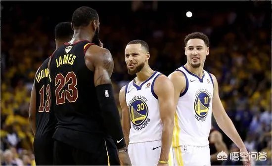 库里在总决赛第一场投压哨超远三分时，汤普森看上去比库里还紧张，怎么评价这种友谊？