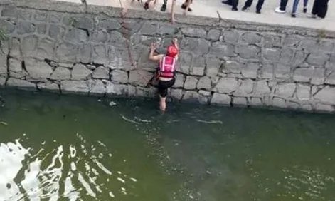 消防员帮捞准考证是怎么回事？