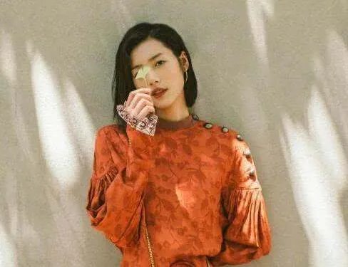 刘雯解约蔻驰后获国人力挺，18线小厂家愿花百万邀请其代言，后来如何？