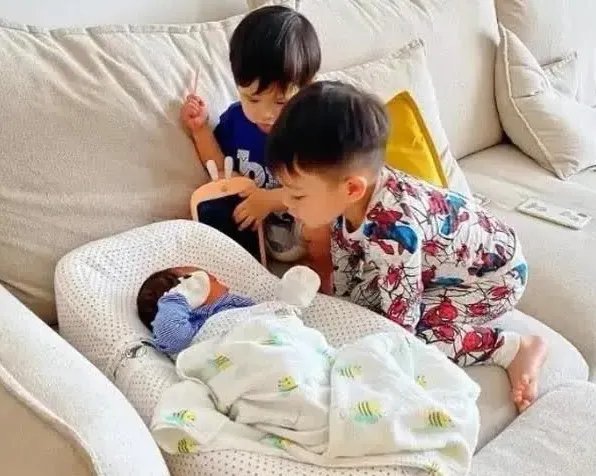 胡杏儿首次公开三胎儿子正面照，照片中的宝宝是何状态？