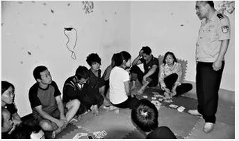 小伙10元纸币上写求救信打110我在3楼是怎么回事？