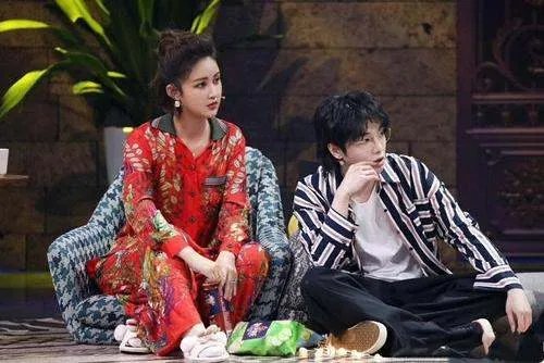 张歆艺跟华晨宇比瘦，为何两个人之间的关系会如此亲密？