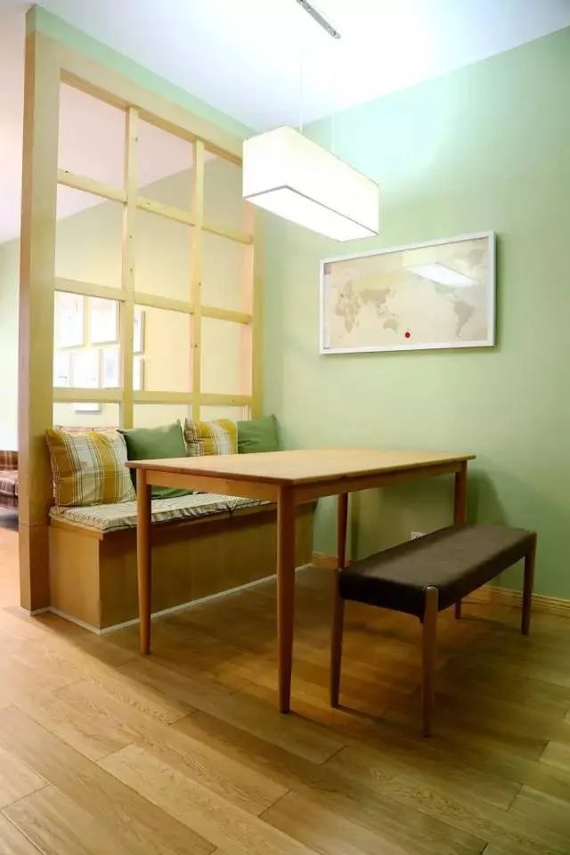 卡座加上玻璃隔断，把餐厅和客厅给分成两个空间！