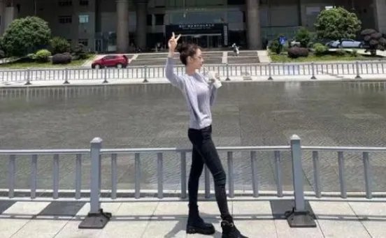 郎朗妻子吉娜产后晒照，扎丸子头细腰长腿少女感十足，产后的她状态如何？