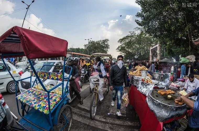 印度一市场挤满不戴口罩的购物者 无视疫情