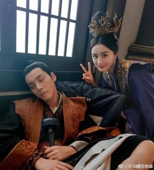 杨幂晒陈伟霆的绝美睡颜照，你觉得陈伟霆长得帅吗？