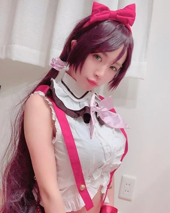 散发轻熟性感的魅力！号称日本“魔鬼上围”菜乃花！