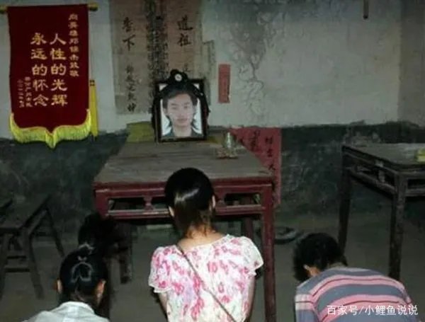 当年为救4名落水者而牺牲的邓锦杰,落水者忘恩负义离去,后来怎样了?