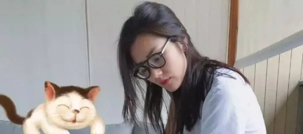 刘雯解约蔻驰后获国人力挺，18线小厂家愿花百万邀请其代言，后来如何？