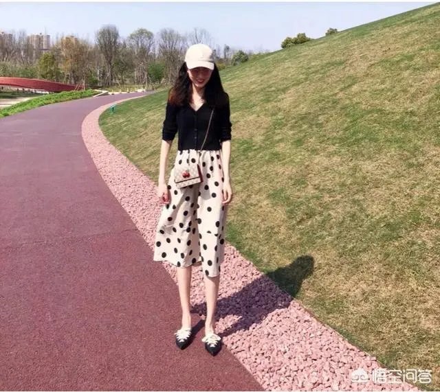 复古的波点裙怎么搭配才好看？