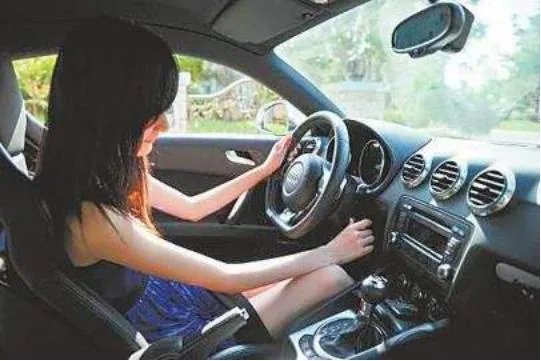 山东女司机高速超车逆行10公里，还说“原谅我吧，我不懂”央求交警别扣分。这事你怎么看？