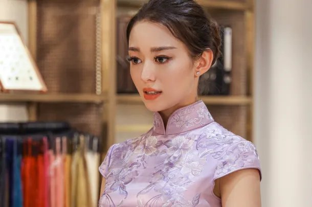 郎朗妻子吉娜产后晒照，扎丸子头细腰长腿少女感十足，产后的她状态如何？