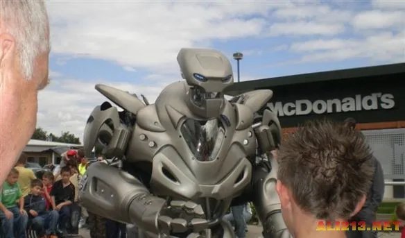 机器人“泰坦”霸气亮相 菜市场与大妈们互动