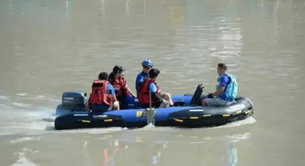 的哥凌晨跳河救人被冲走，你认为活着的几率大吗？