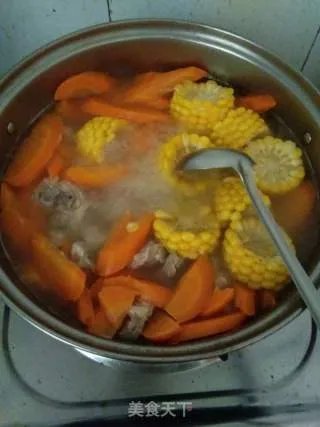 胡萝卜玉米排骨汤