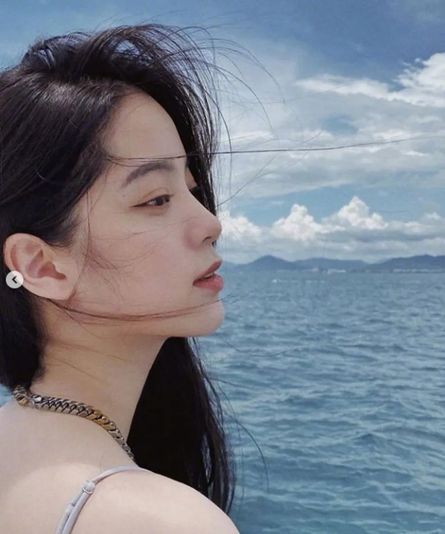 欧阳娜娜泳装写真，发育太好！