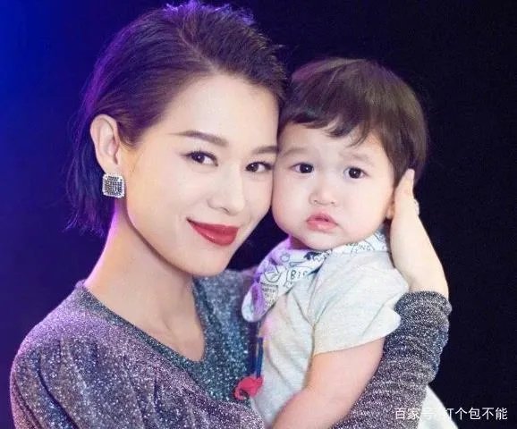 胡杏儿首次公开三胎儿子正面照，照片中的宝宝是何状态？
