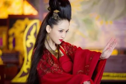 方证，冲虚，左冷禅三人围攻东方不败的话，结果如何？