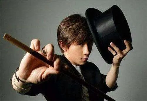 2013年王力宏冲到春晚后台，怒甩刘谦耳光，当年到底发生了什么？