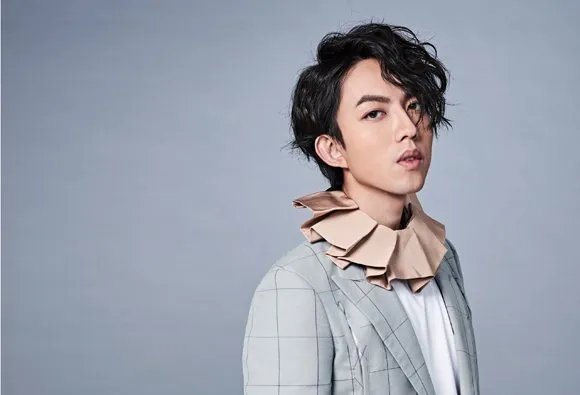 歌词“没有梦想何必远方”的歌名是什么