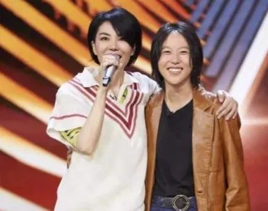 王菲女儿治疗兔唇花了几百万,嘴是治好了,但脸为何却越来越奇怪?