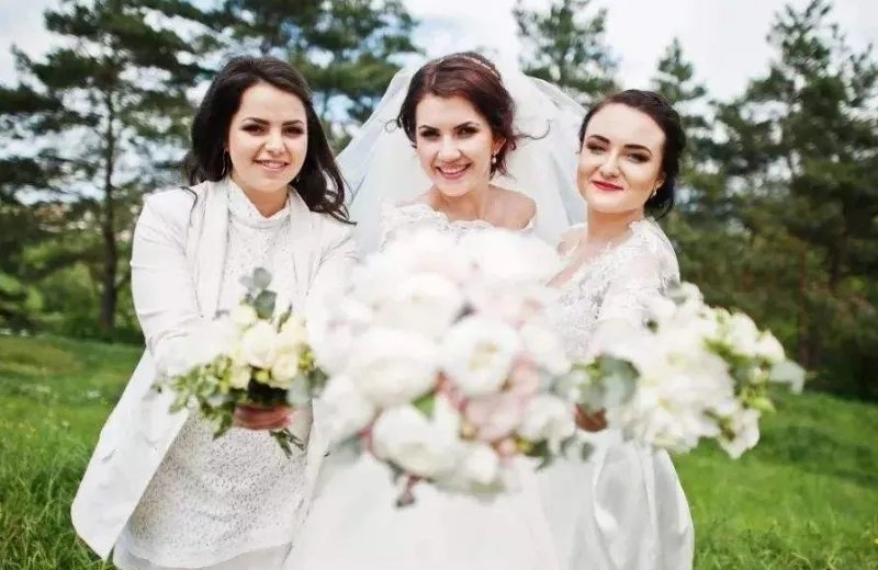 婚礼现场伴娘突然强吻新郎，异性朋友这样做是不是太出格？