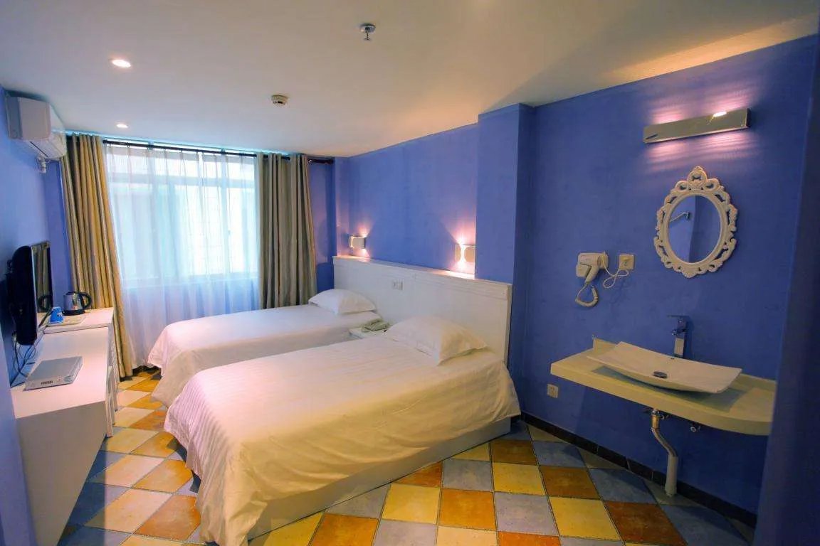 浅蓝色墙面配什么颜色窗帘