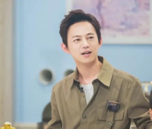 何炅跨年晚会上唱歌唱哭了，他为何如此激动？