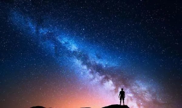 银河系中心究竟是什么，里面又有什么物质呢？