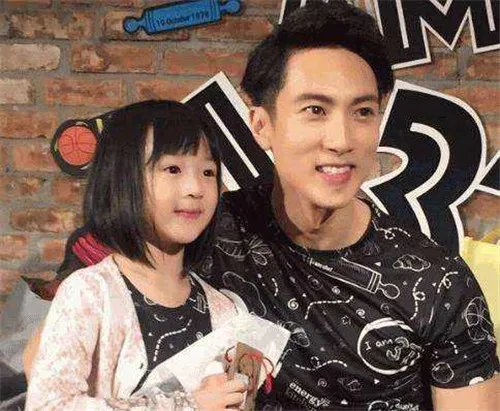 吴尊老婆首露面  颜值遭网友炮轰，吴尊却视她如宝！