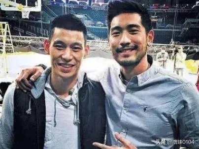 今晚的CBA，林书豪身穿印有自己和高以翔合影的球鞋出战，以此来缅怀好友，你怎么看？