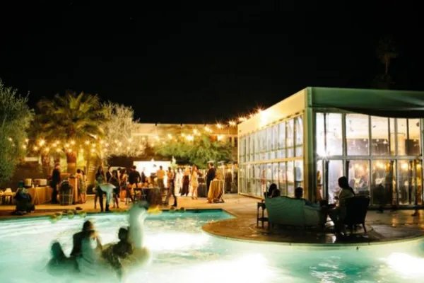 金饰被扔泳池女子要求放水找，管理方说先给6千块才行？