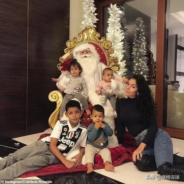 C罗女友乔治娜晒独自游玩美照，刚29分钟点赞数就超过了18万，你怎么看？