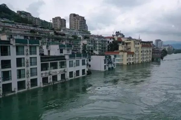 史上罕见！9孔全开泄洪，这对于对抗洪灾有什么作用？