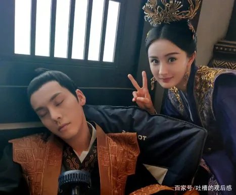 杨幂晒陈伟霆的绝美睡颜照，你觉得陈伟霆长得帅吗？