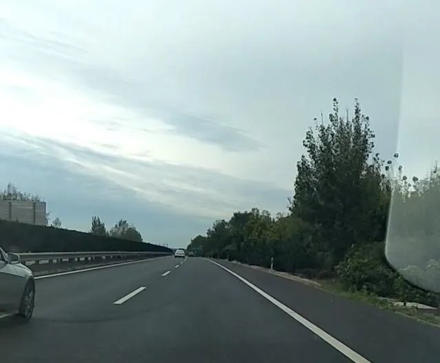 山东女司机高速超车逆行10公里，还说“原谅我吧，我不懂”央求交警别扣分。这事你怎么看？