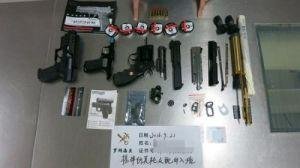 坑娃家长哪家强？！ 少女带枪弹入关