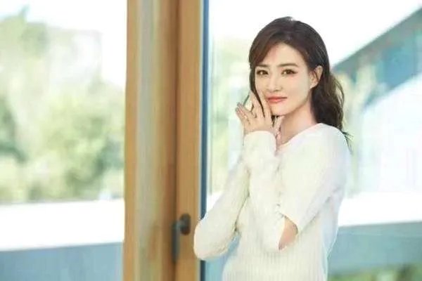 英气逼人的徐璐在之前是一位军人，如果不进娱乐圈，她留在部队会怎么样？