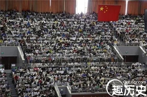 4000考生上大课 考研队伍庞大同学席地而坐